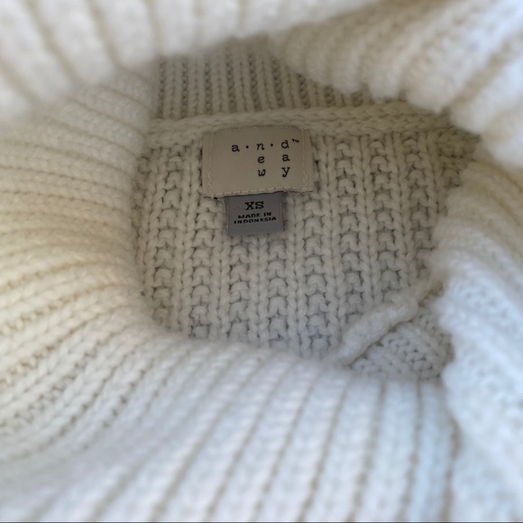 And Eawy woman’s white turtleneck sweater XS - Picture 4 of 5